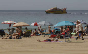 BENIDORM (ALICANTE), 28/04/2023.- Varias personas disfrutan del buen tiempo en la playa de Benidorm, Alicante este viernes. Los hoteles de la Comunidad Valenciana prevén ocupaciones por encima del 90 por ciento durante el puente del 1 de mayo, incluso con "lleno técnico" en algunos puntos como la ciudad de Valencia durante el fin de semana. EFE/ Morell