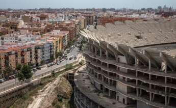 GRAFCVA4984. VALENCIA, 17/05/2021.- Vista general de las obras del Nuevo Mestalla junto al barrio de Benicalap, cuya construcción lleva más de doce años paradas, cuando este lunes la vicealcaldesa Sandra Gómez informa en rueda de prensa sobre la acción del Ayuntamiento respecto a la ATE del Valencia CF. EFE/Biel Alino