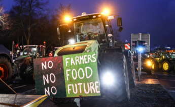 -FOTODELDIA- Berlín (Alemania), 15/01/2024.- Numerosos tractores bloquean las calles durante una manifestaciónl de agricultores en Berlín, Alemania, este 15 de enero de 2024, tras una semana de protestas en todo el país contra la política agrícola del gobierno federal. EFE/Filip Singer