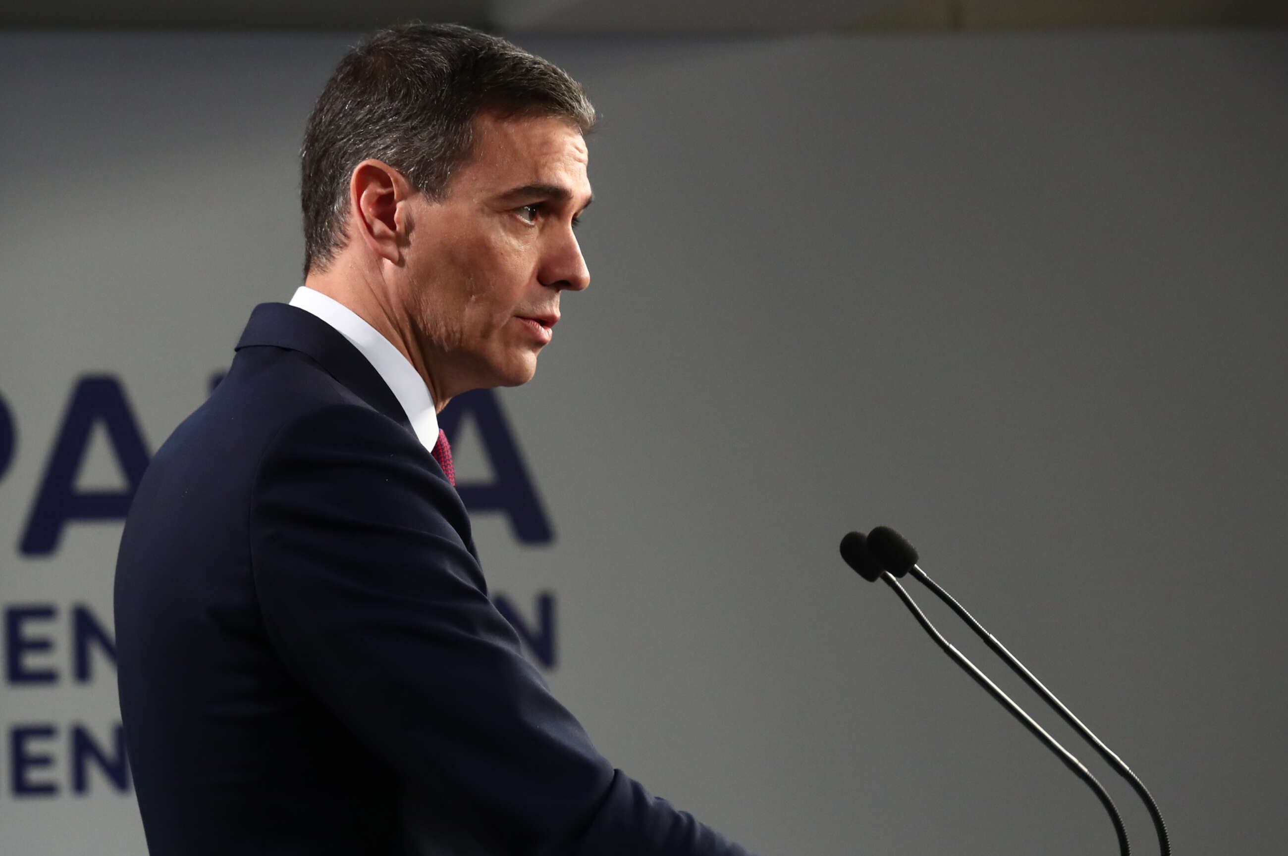 BRUSELAS (BÉLGICA), 01/02/2024.- El presidente del Gobierno, Pedro Sánchez, ofrece una rueda de prensa al finalizar la reunión extraordinaria del Consejo Europeo, en Bruselas, Bélgica. EFE/Moncloa/Fernando Calvo SOLO USO EDITORIAL/ SOLO USO PERMITIDO PARA ILUSTRAR LA NOTICIA QUE ACOMPAÑA/ (CRÉDITO OBLIGATORIO)