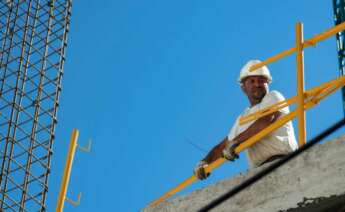 Un obrero trabajando en la construcción.