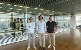 Tres jóvenes empresarios de la empresa tecnológica Solved posando para la foto