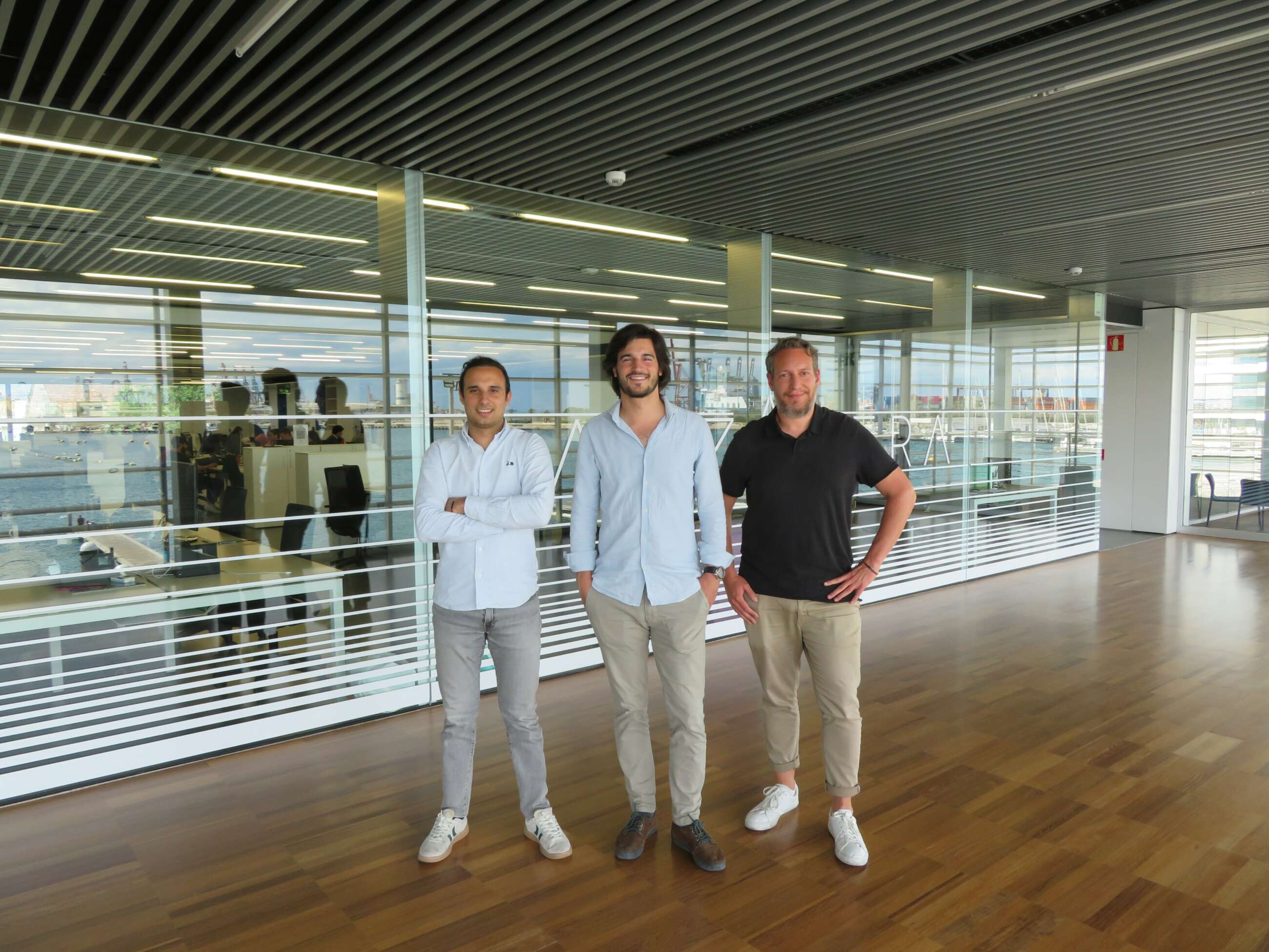 Tres jóvenes empresarios de la empresa tecnológica Solved posando para la foto