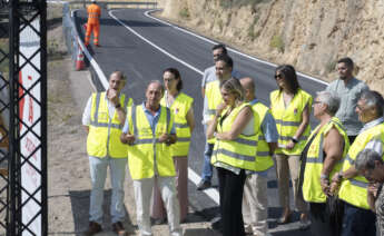 Personas observando la finalización de unas obras en Castellón