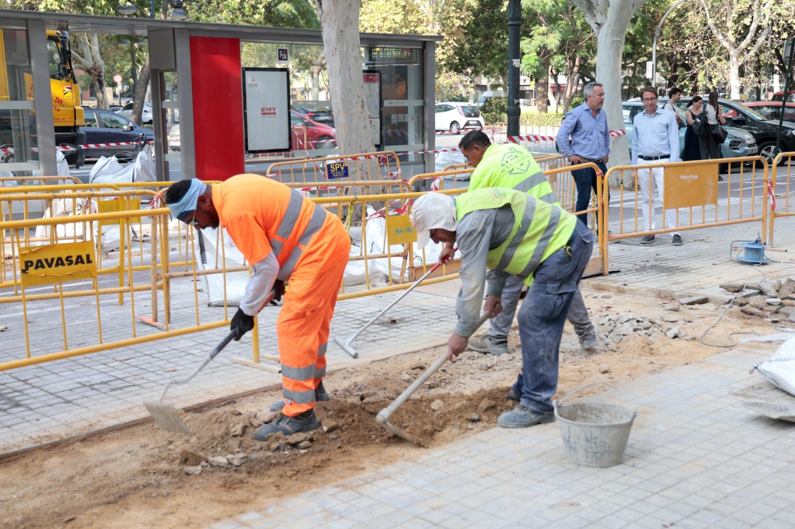 Dos hombres haciendo obras en una calle de Valencia