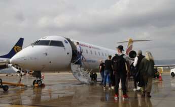 avión de la compañía de Air Nostrum en un aeropuerto