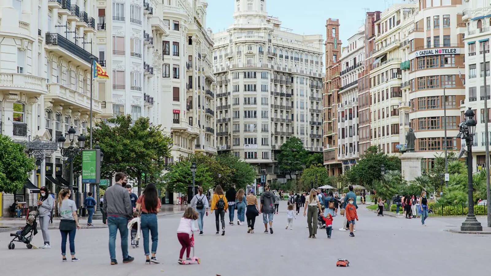 Gente que está paseando por la plaza del Ayuntamiento de Valencia.