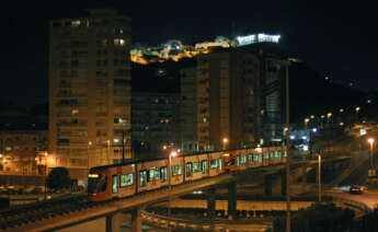 El tren de Alicante, TRAM, circulando de noche en la provincia de Alicante