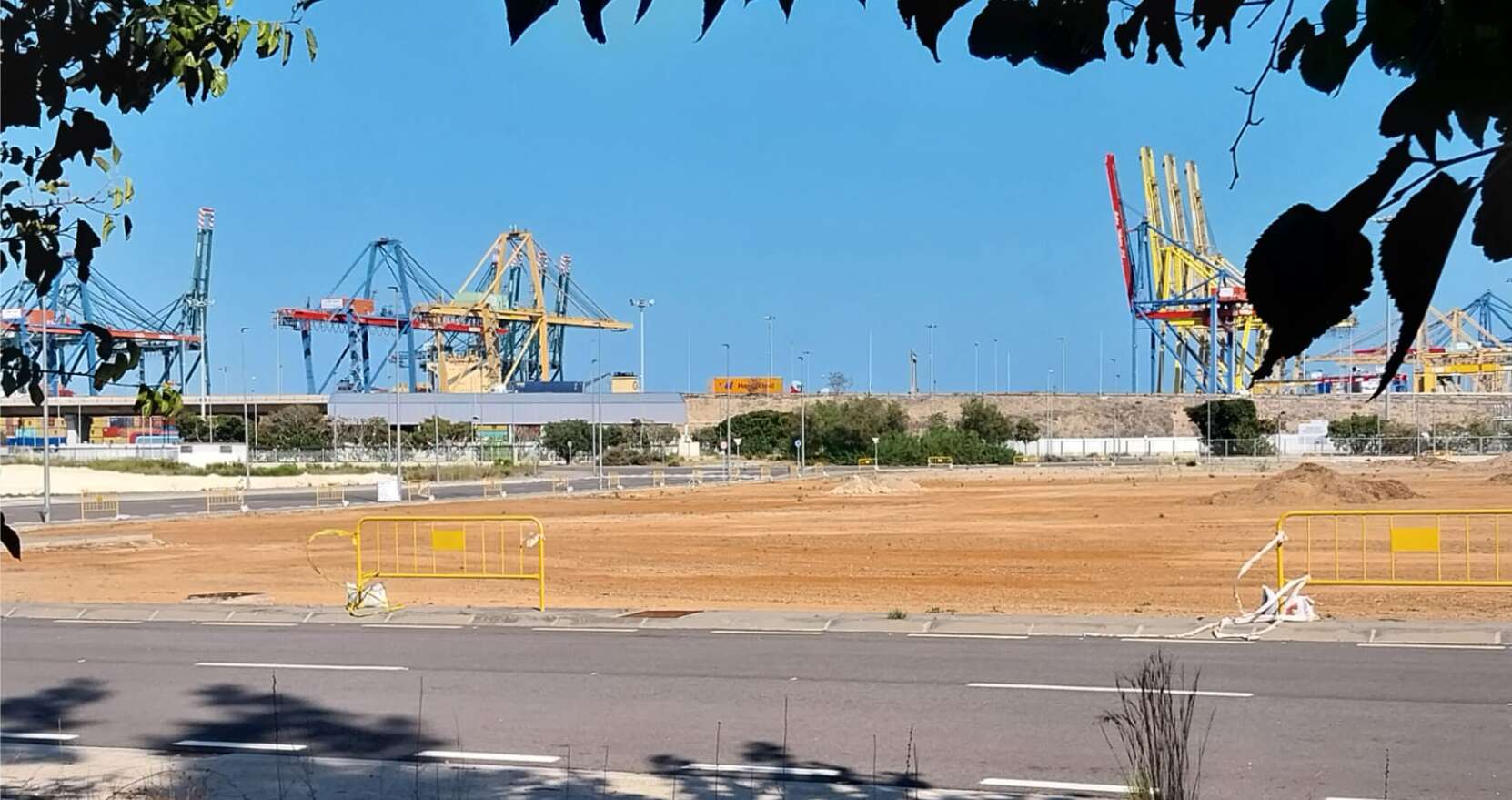 Parcela de MSC en la ZAL del Puerto de Valencia donde ya se ha retirado la vegetación