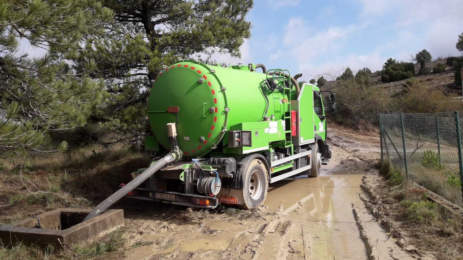 camión cisterna poniendo agua para la agricultura