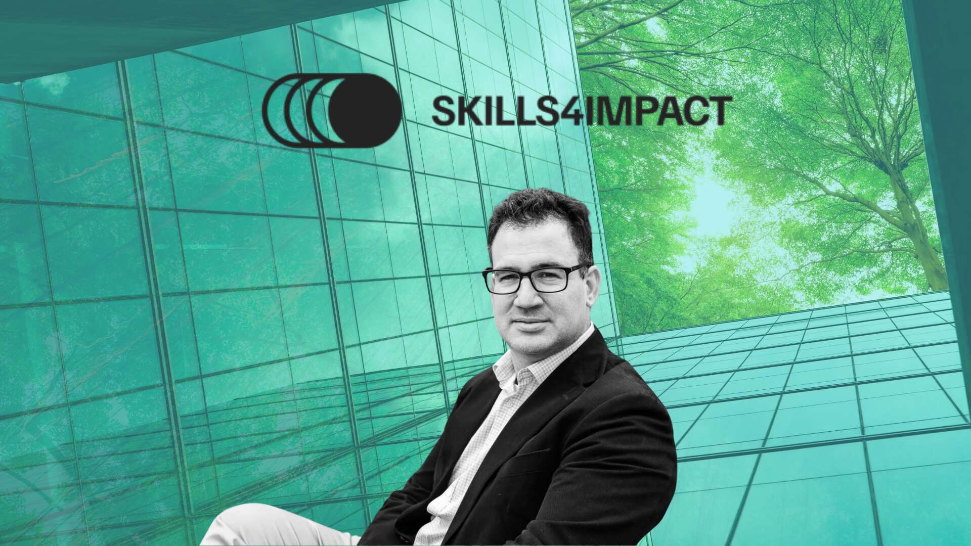 Iker Marcaide con el logo de Skills 4 Impact