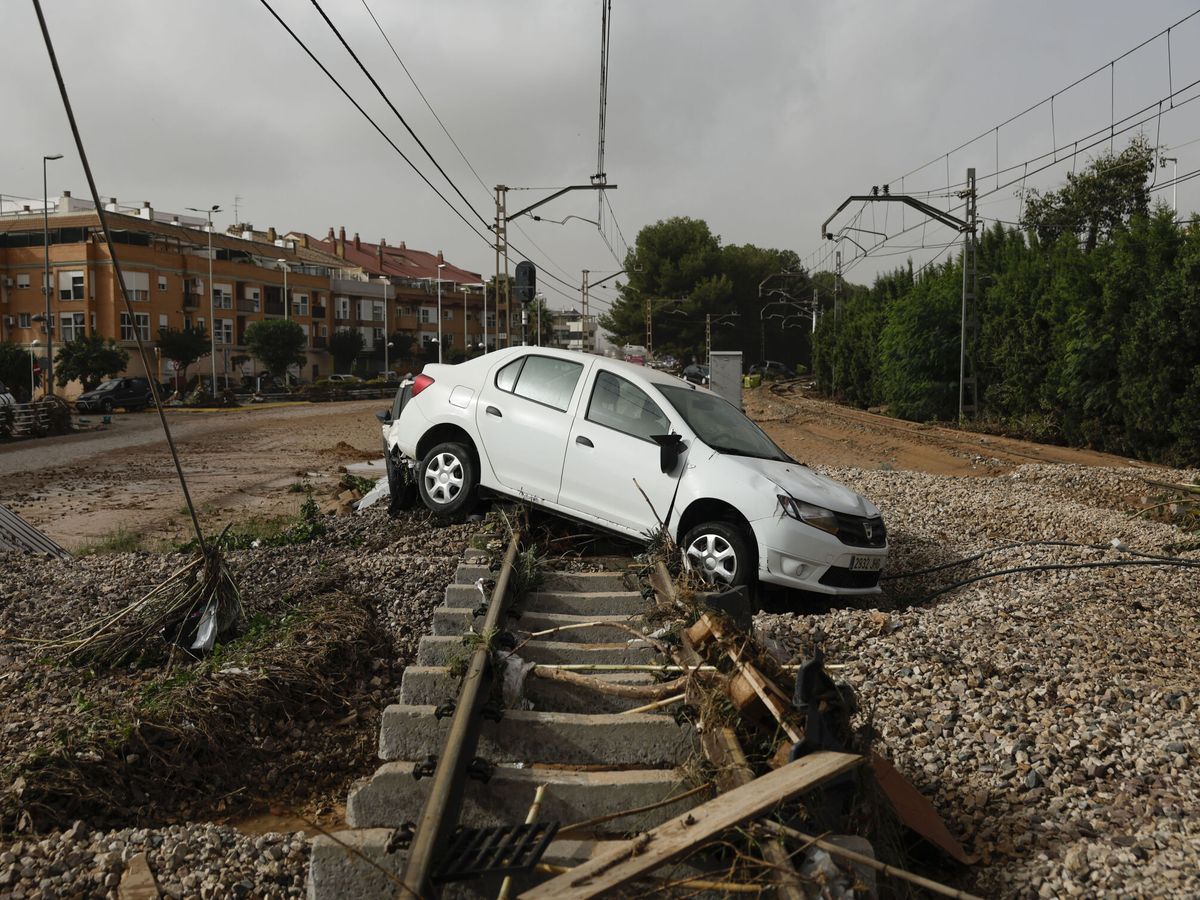 Una via donde pasa el AVE con un coche encima