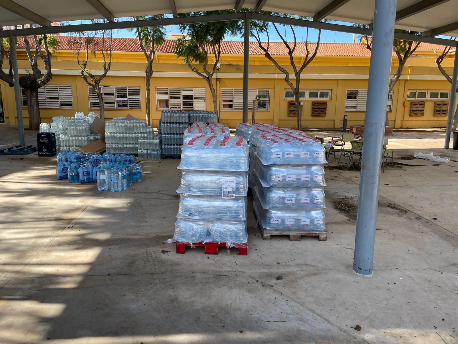 Donaciones de agua mineral de Importaco por la DANA