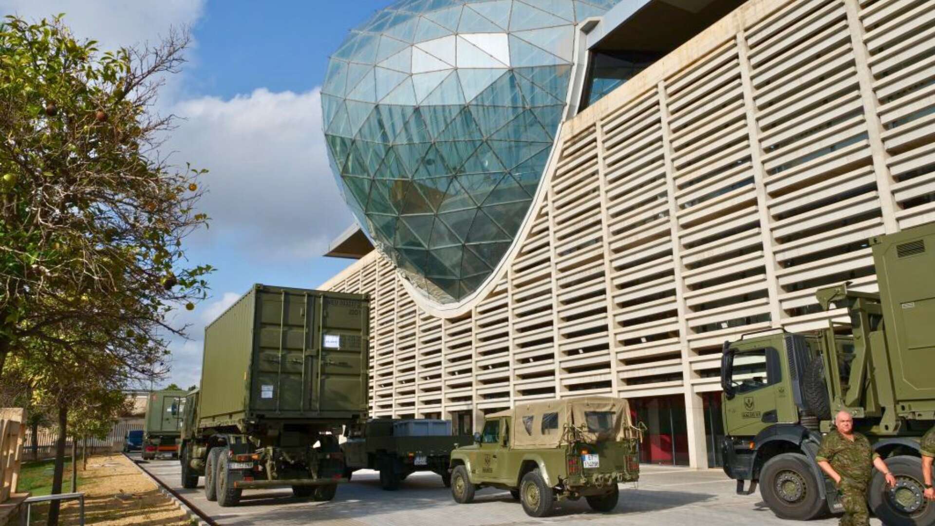 Camiones militares en Feria Valencia