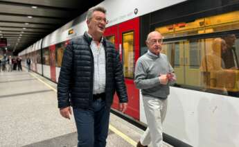 El conseller de Medio Ambiente, Infraestructuras y Territorio, Vicente Martínez Mus, y el gerente de Ferrocarrils de la Generalitat Valenciana (FGV), Alfonso Novo, en las instalaciones de Metrovalencia.