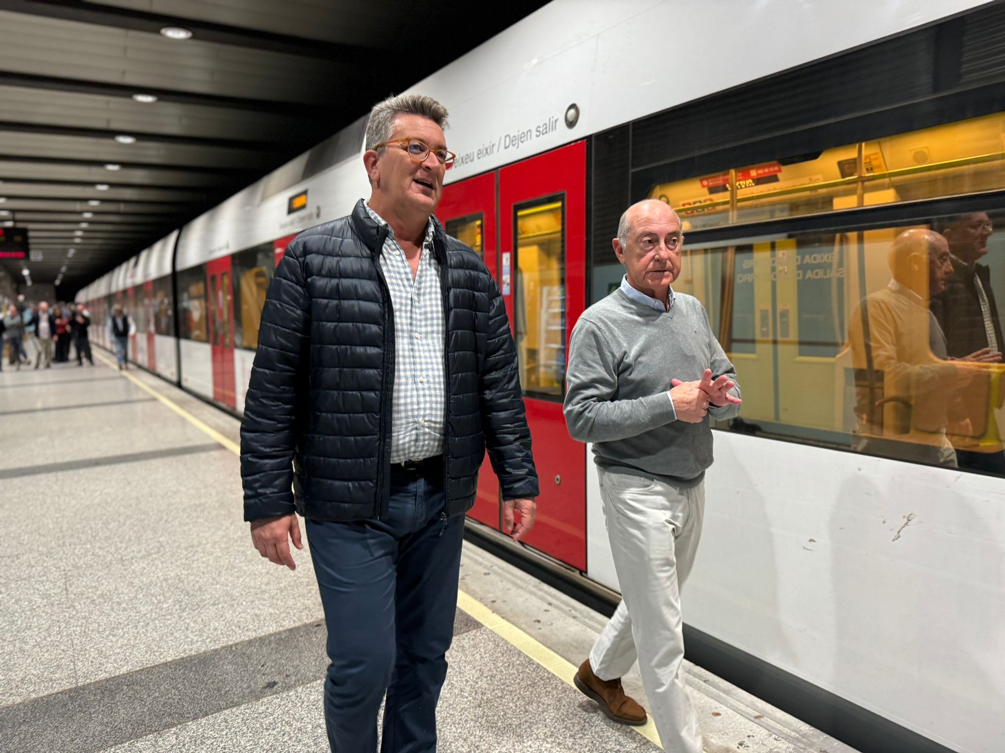 El conseller de Medio Ambiente, Infraestructuras y Territorio, Vicente Martínez Mus, y el gerente de Ferrocarrils de la Generalitat Valenciana (FGV), Alfonso Novo, en las instalaciones de Metrovalencia.