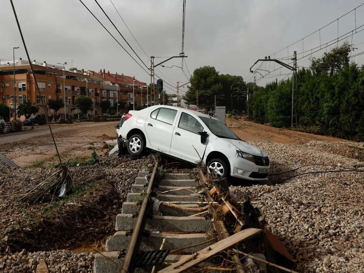 Vías de trenes rotas en Picanya (Valencia)