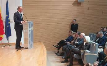 Salvador Navarro, presidente de la CEV, habla delante del presidente de Mercadona, Juan Roig, su esposa, Hortensia Herrero, y el presidente de CEOE, Antonio Garamendi.