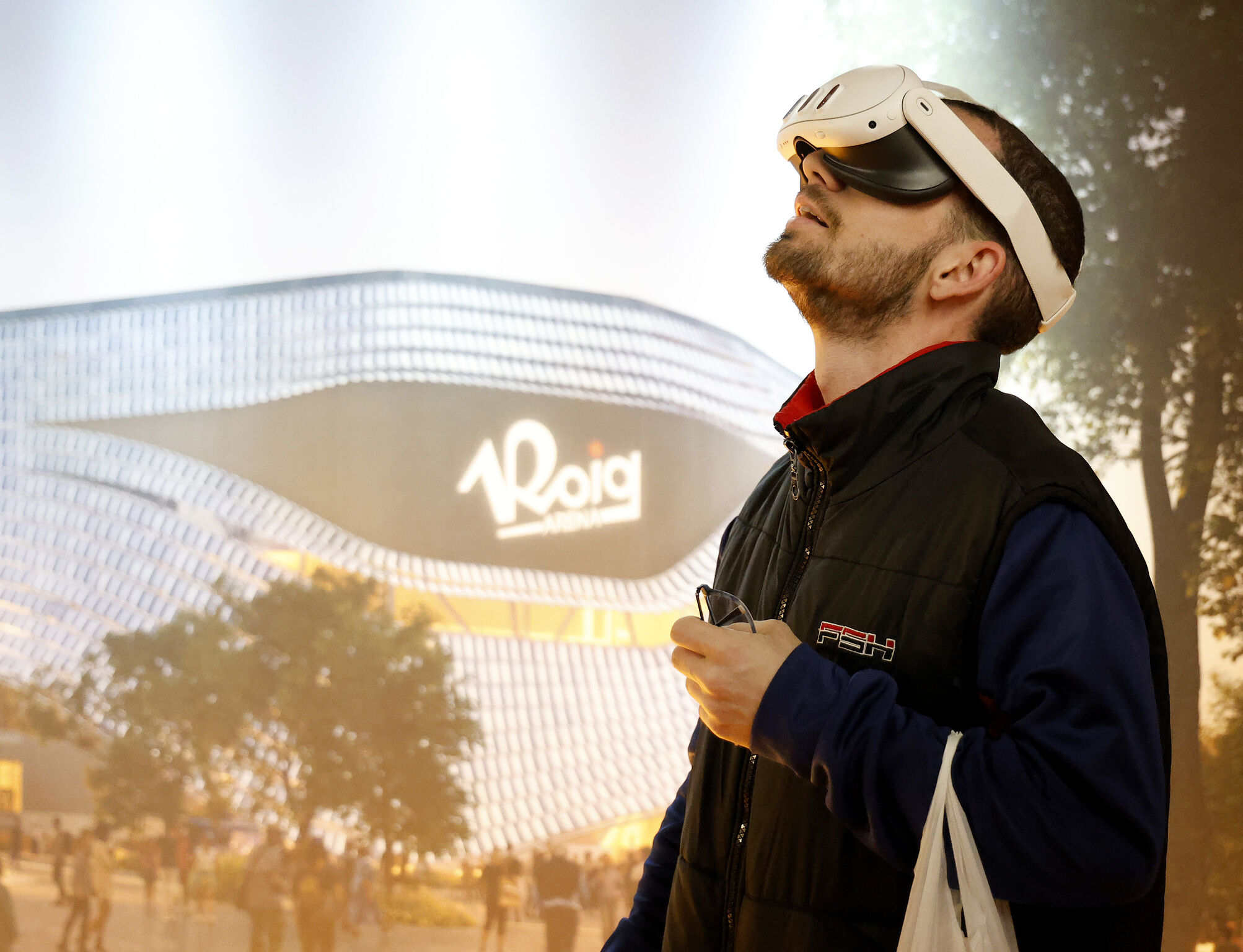 Un joven utilizar gafas en 3D para ver el interior del Arena de Juan Roig