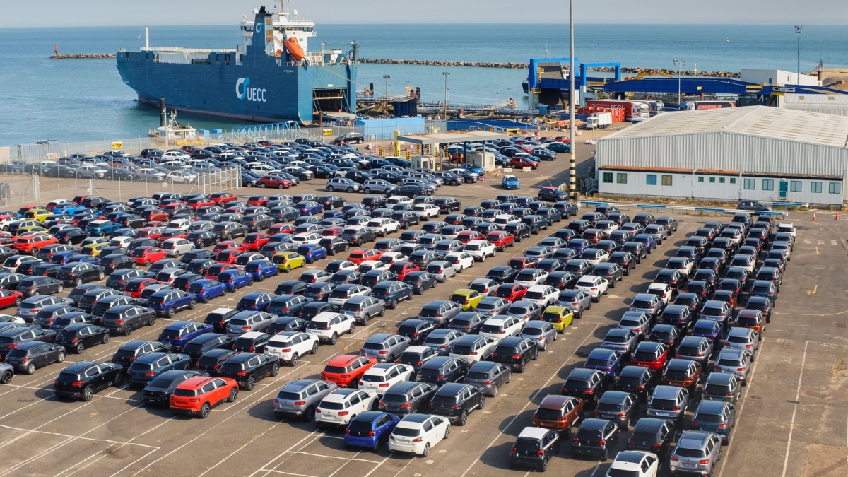 Coches en un puerto