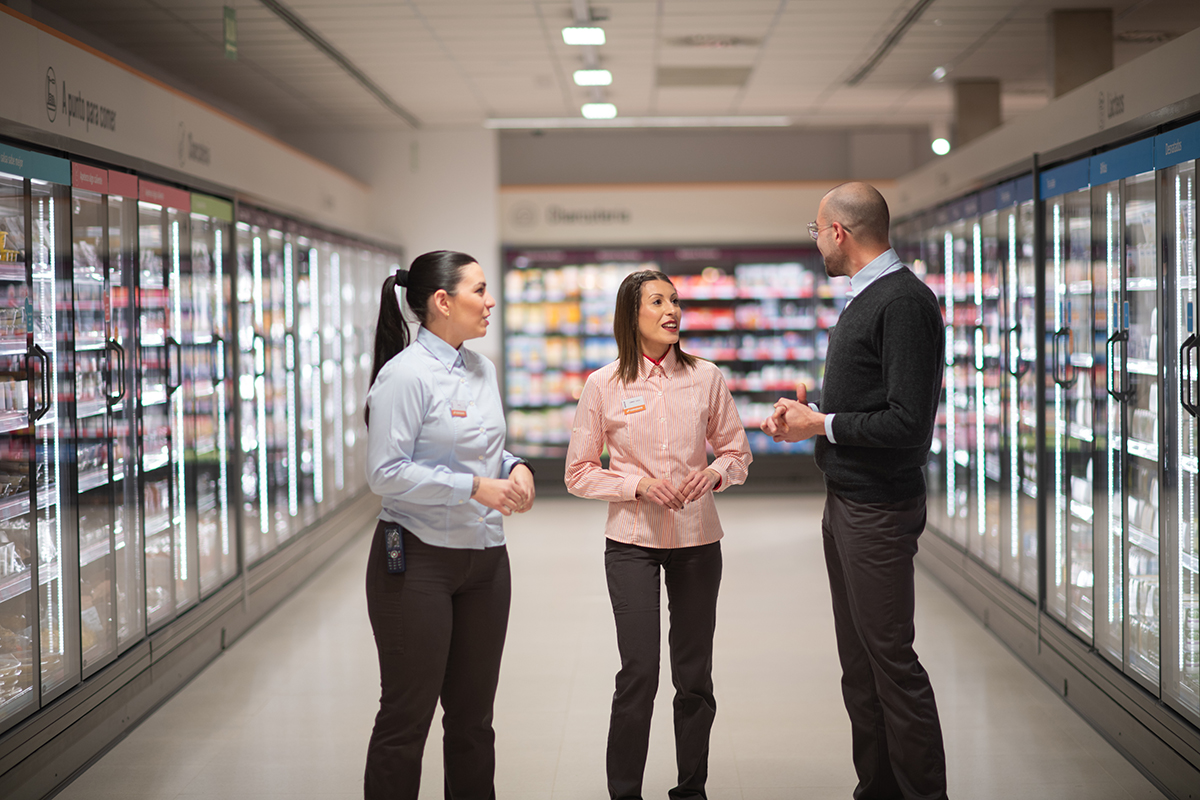 Tres trabajadores de la compañía de supermercados Consum