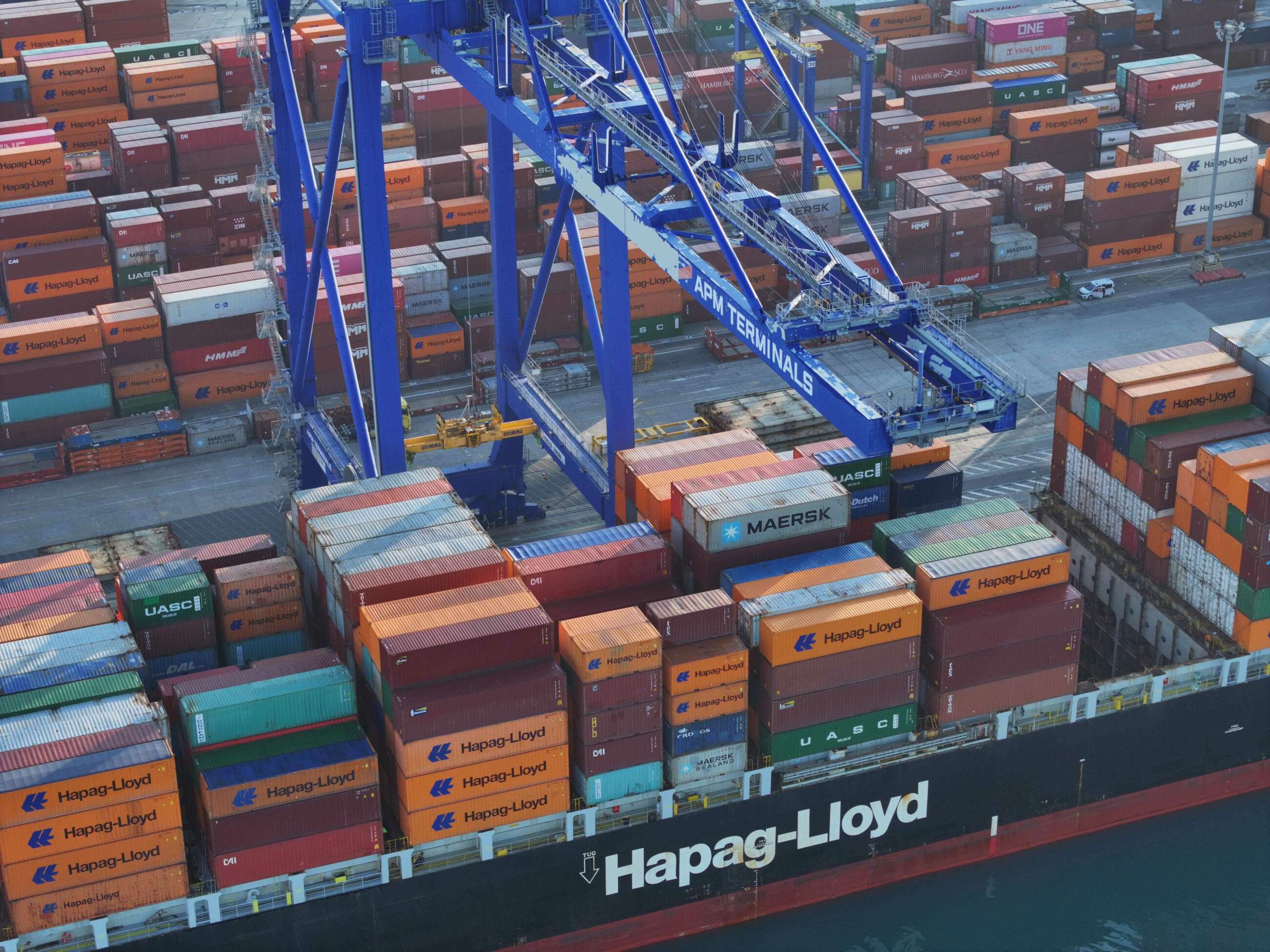 Operación de Hapag-Lloyd y Maersk en APM Terminals, en el Puerto de Valencia.