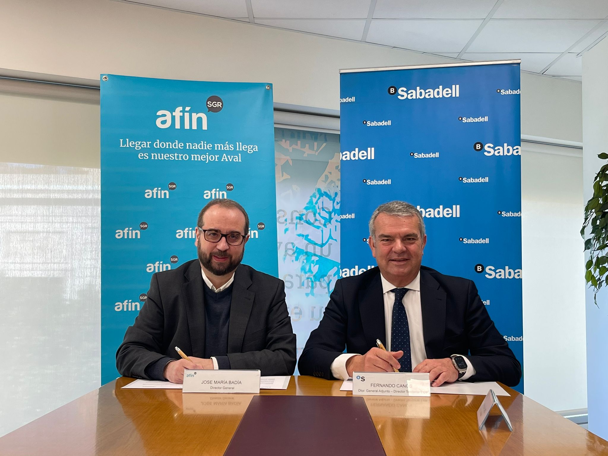 El director de la Territorial Este de Banco Sabadell, Fernando Canós, y el director general de Afin SGR, José María Badía.