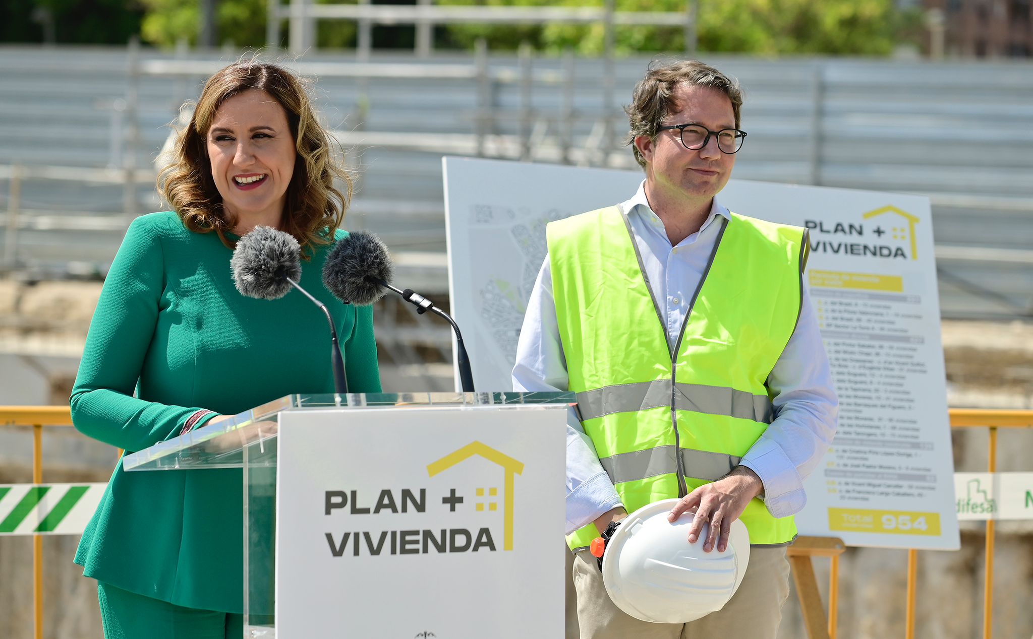 La alcaldesa de Valencia, Maria José Catalá, con una vivienda en construcción de fondo