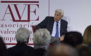 El expresidente del Gobierno, Felipe González, interviene durante la asamblea general de la Asociación Valenciana de Empresarios (AVE), en l'Alqueria del Basket