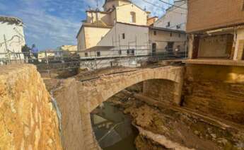 Pasarela temporal instalada sobre el puente de madera en el barranco de Chiva. / GVA