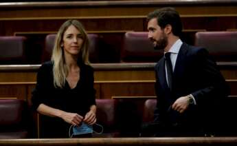 El líder del PP, Pablo Casado (d), y la exportavoz parlamentaria popular, Cayetana Álvarez de Toledo