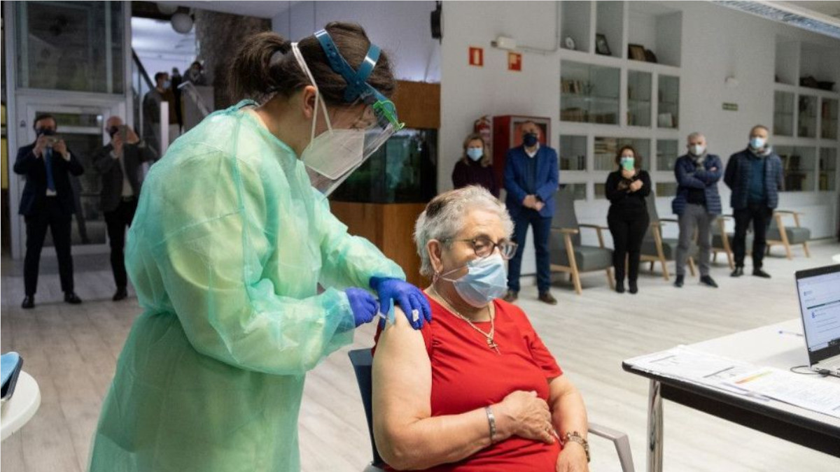 Nieves Cabo, la primera gallega en recibir la vacuna contra el Covid-19