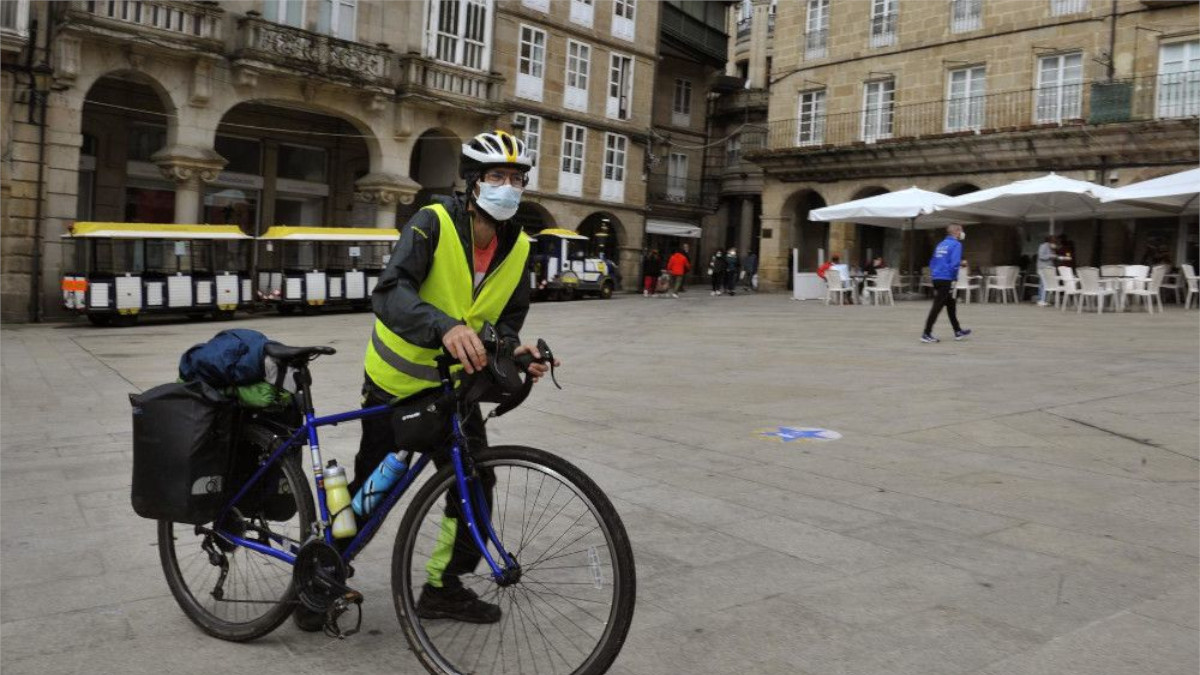 Un ciclista en la Praza Maior de Ourense