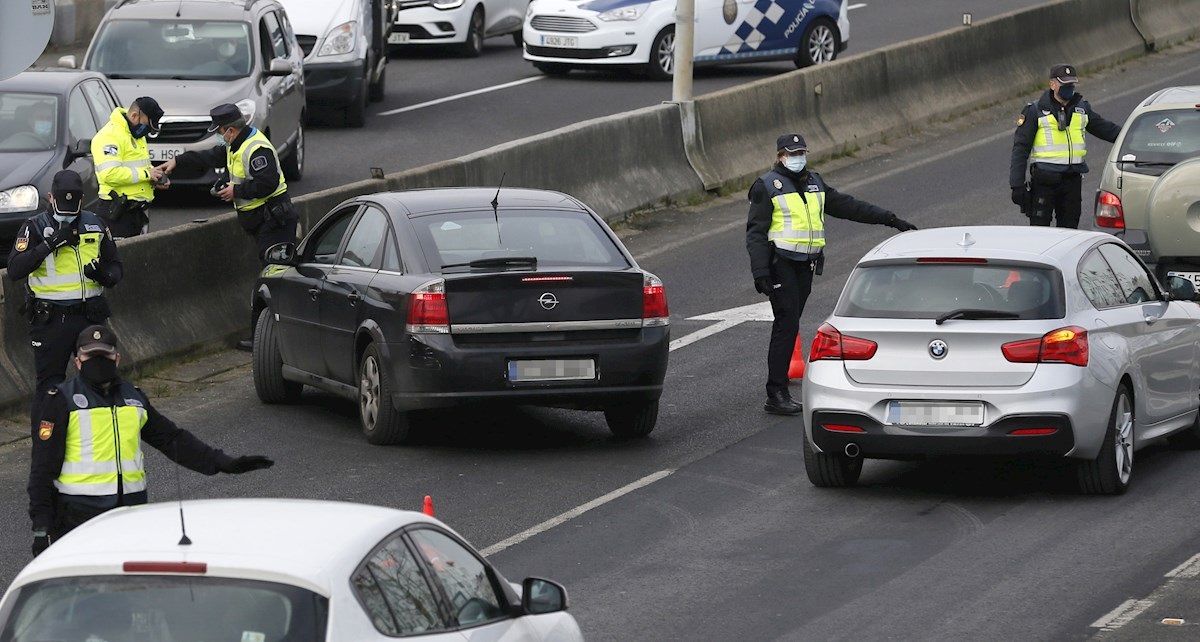 Los cuerpos de seguridad incrementaron en Galicia los controles de movilidad en las zonas de mayor incidencia del Covid durante la tercera ola. EFE/Brais Lorenzo