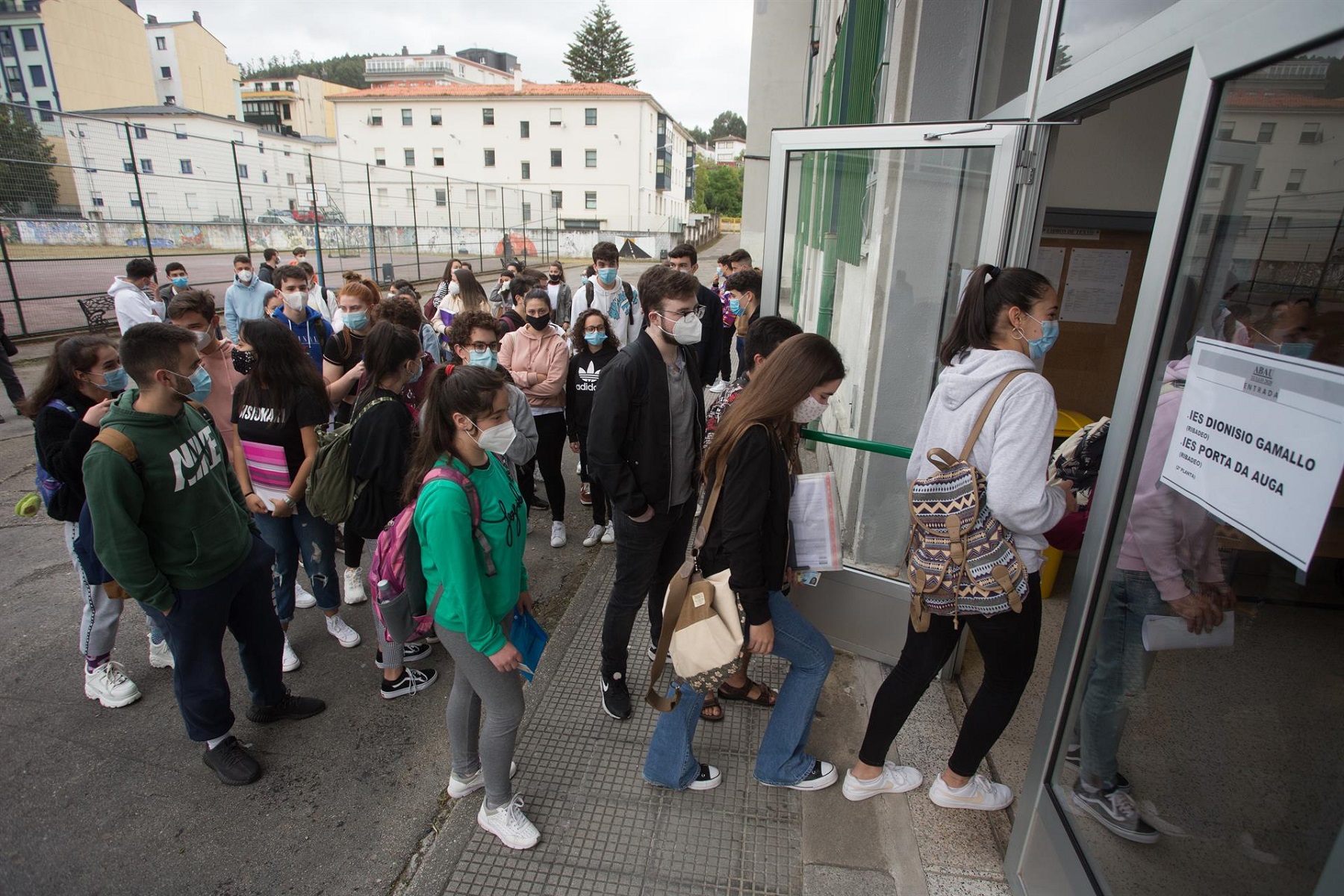 Los casos activos de Covid vinculados a las escuelas en Galicia se central en A Coruña y Santiago