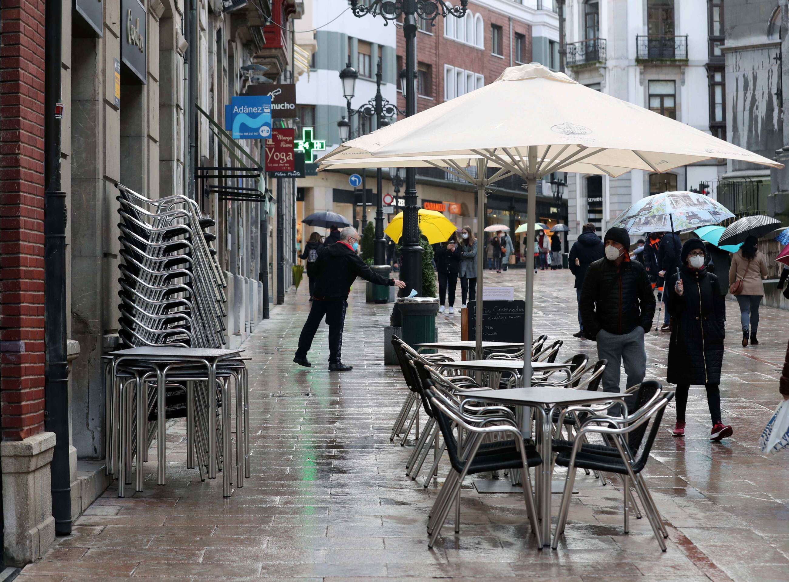 Terraza vacía de una cafetería