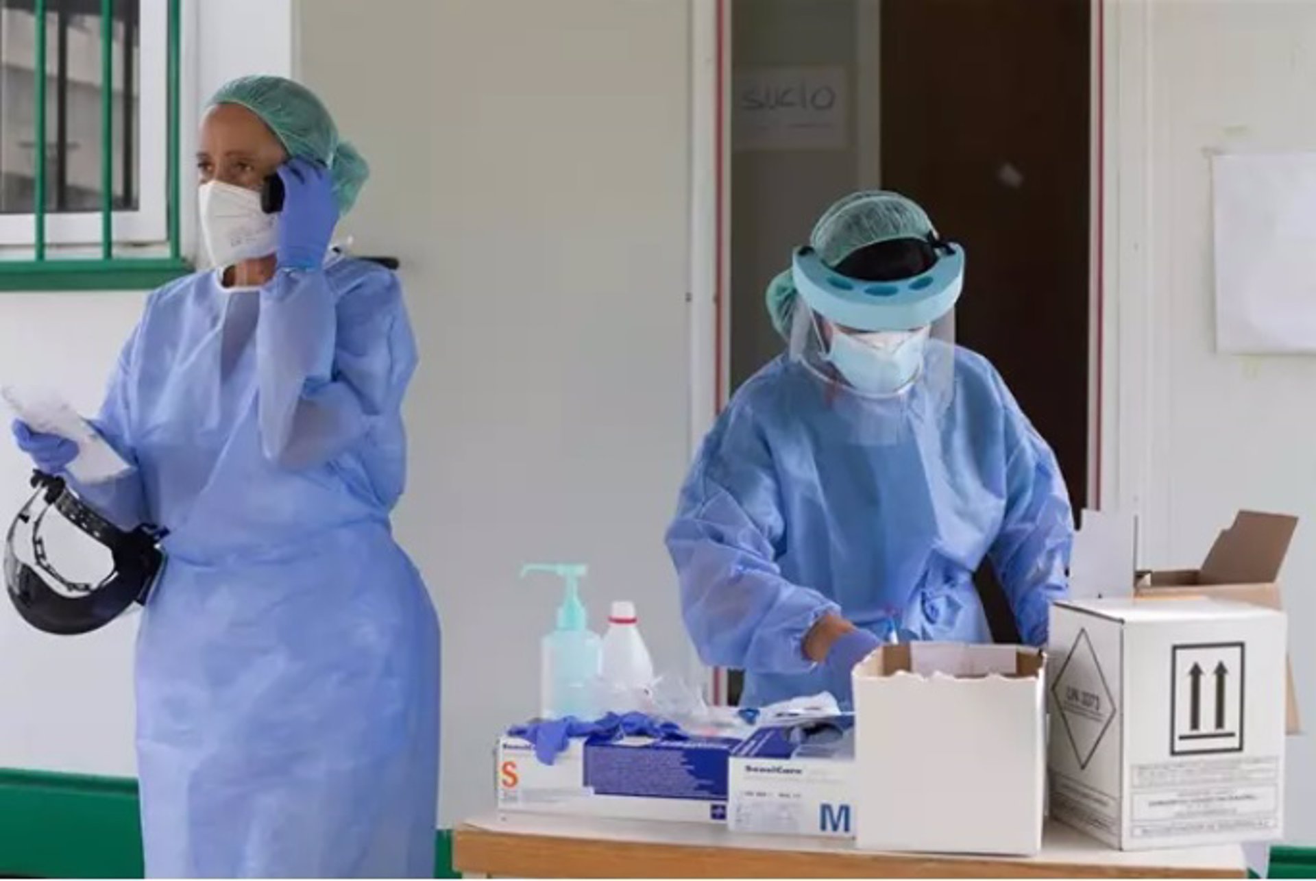 Dos sanitarias preparan PCR en Monforte de Lemos (Lugo). Foto: Europa Press