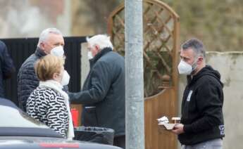 Varias personas en el municipio de Guitiriz, Galicia (España), a 26 de febrero de 2021. Guitiriz junto con las localidades lucenses de A Pontenova, O Corgo se mantiene al margen de las medidas de la desescalada que desde hoy ha empezado a aplicar la Xunta - Carlos Castro - Europa Press