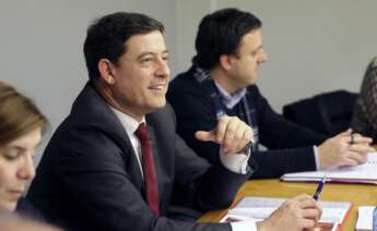 José Ramón Gómez Besteiro en una foto de archivo con Valentín González Formoso al fondo. EFE/Lavandeira Jr.