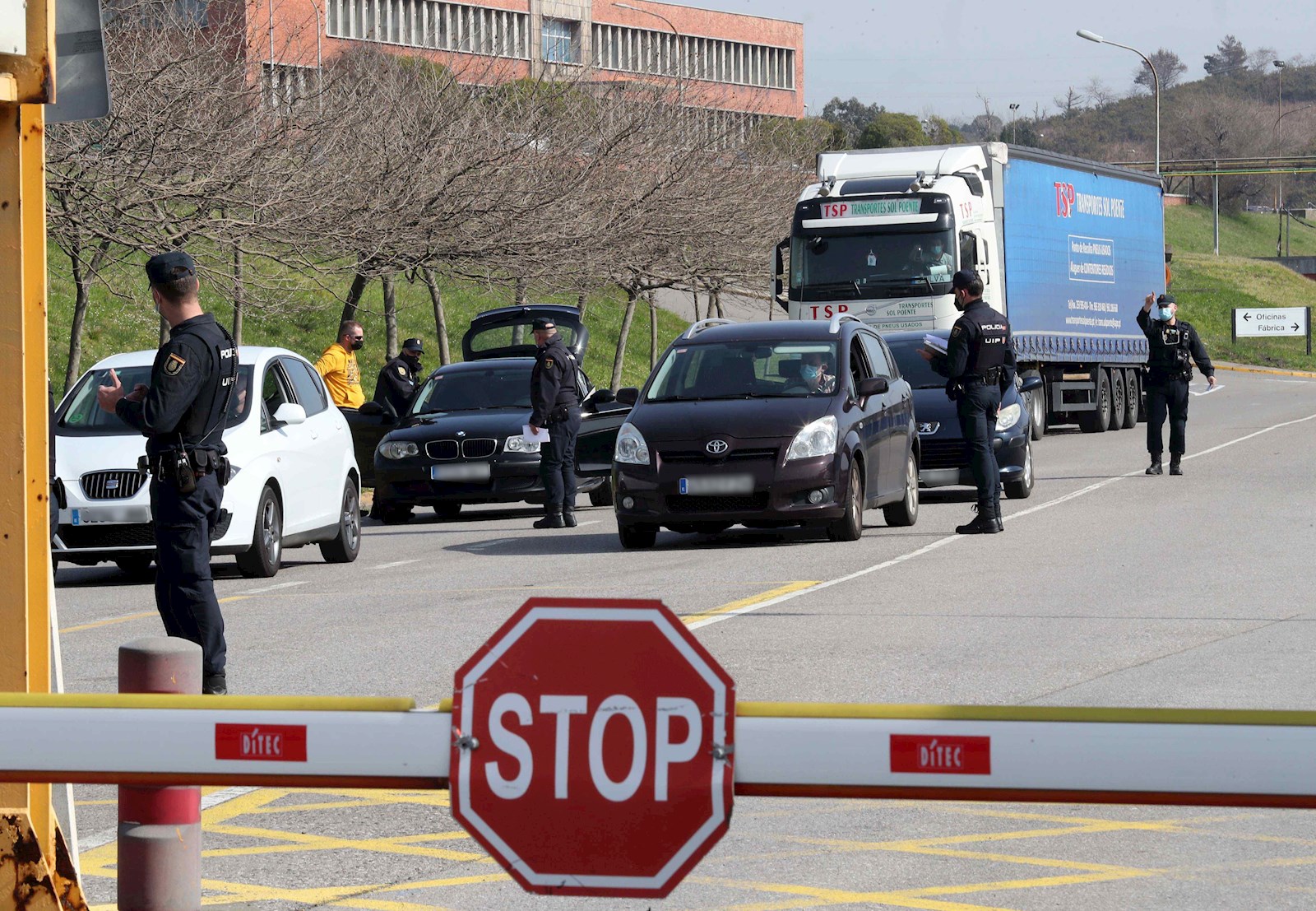 Agentes de la Policía Nacional durante el control en la puerta de la fábrica de Alu Ibérica en Aviles / EFE