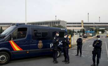 Operativo policial de la UDEF en la planta de Alu Ibérica en A Coruña. EFE/Cabalar