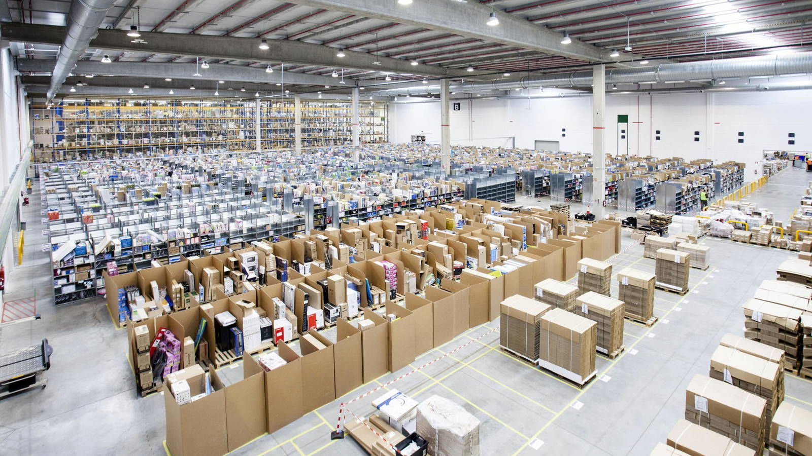 Trabajadores en un centro logístico de Amazon en España / EFE