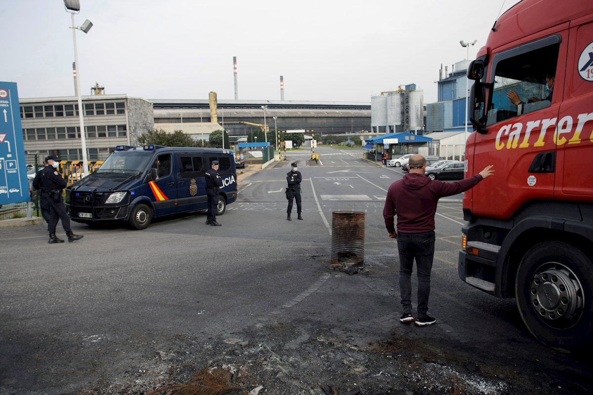 Imagen de varios agentes de la Policía Nacional durante el registro de la fábrica de Alu Ibérica en A Coruña