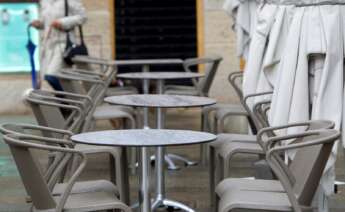 Una terraza de un bar vacía en Vigo. EFE/Salvador Sas/Archivo