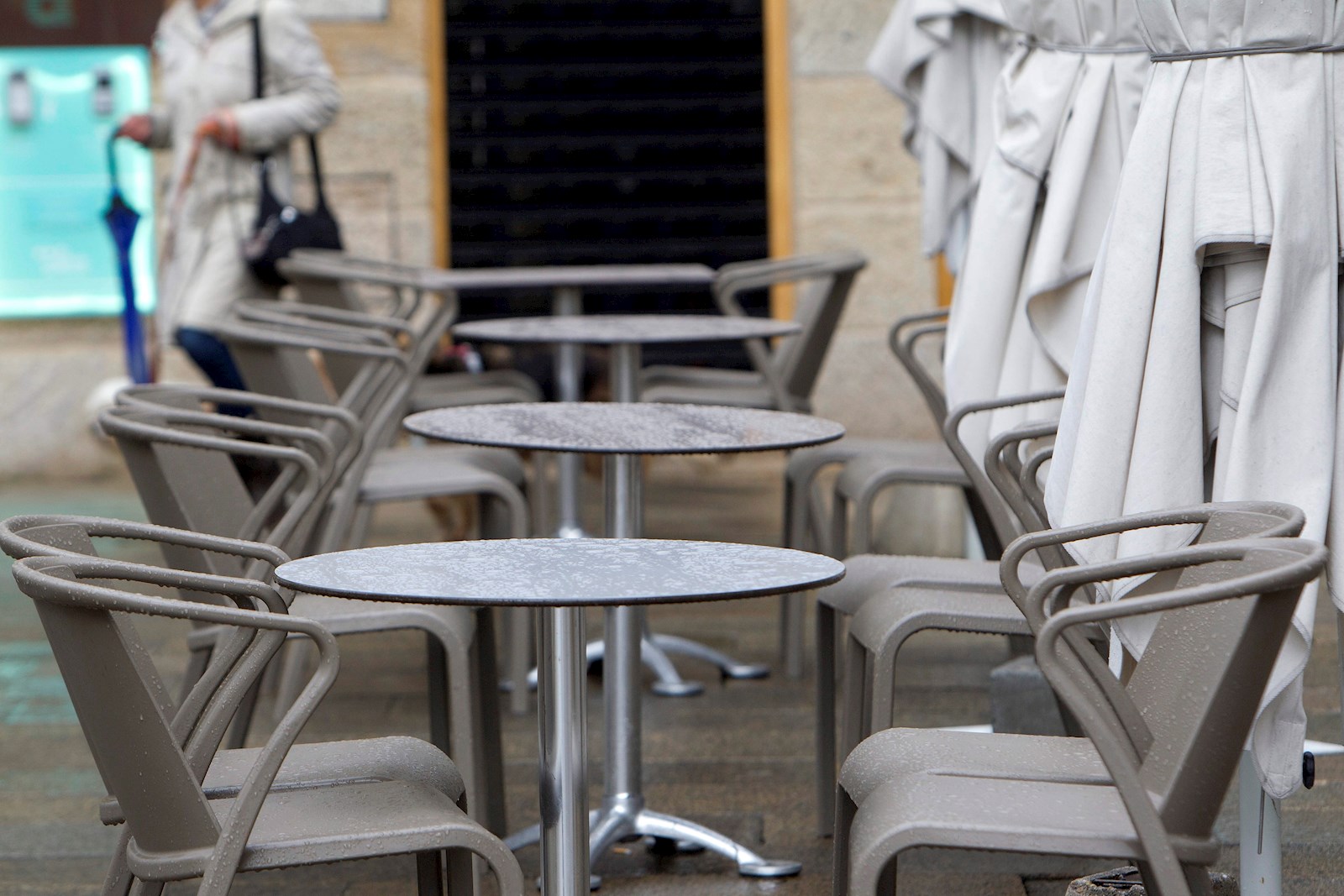 Una terraza de un bar vacía en Vigo. EFE/Salvador Sas/Archivo