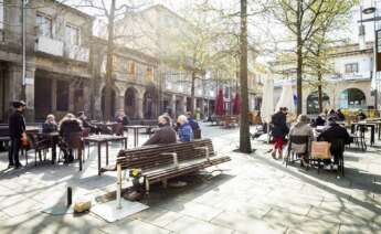 Ambiente en las terrazas de varios establecimientos durante el primer día de la reapertura del interior de los bares y restaurantes en Pontevedra / Beatriz Ciscar