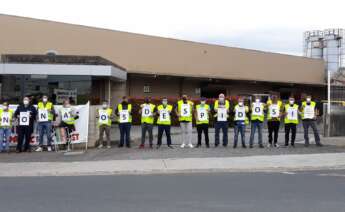 Los trabajadores protestan contra los despidos en Cándido Hermida / CIG