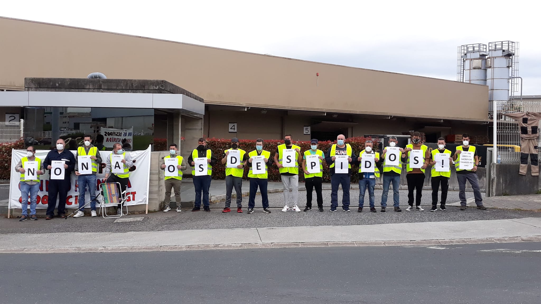 Los trabajadores protestan contra los despidos en Cándido Hermida / CIG