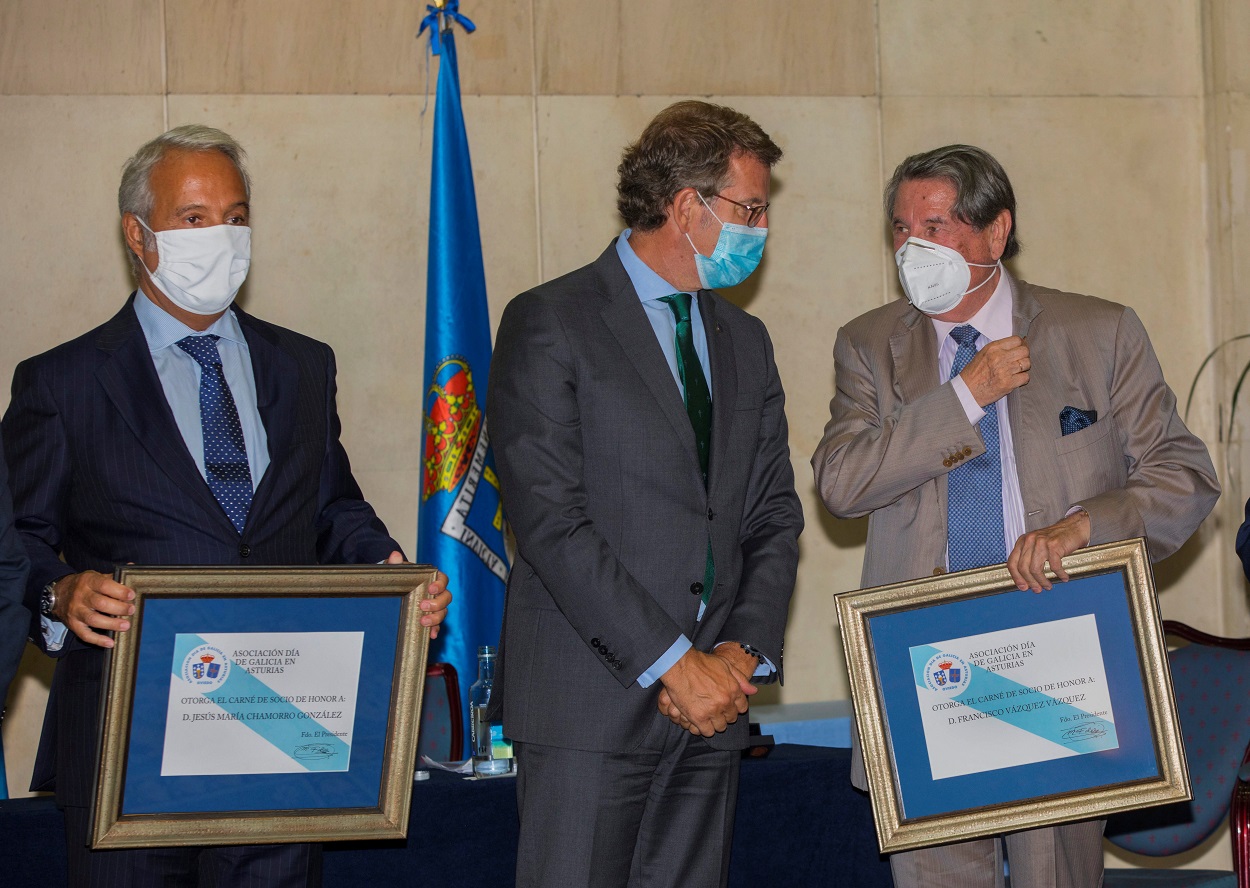 El presidente de la Xunta de Galicia, Alberto Núñez Feijoo (c), durante la entrega de las insignias de oro de la Asociación Día de Galicia en Asturias al presidente del Tribunal Superior de Justicia de Asturias, Jesús María Chamorro (i), y al ex alcalde de La Coruña y ex embajador de España ante la Santa Sede, Francisco Vázquez (d). EFE/Alberto Morante