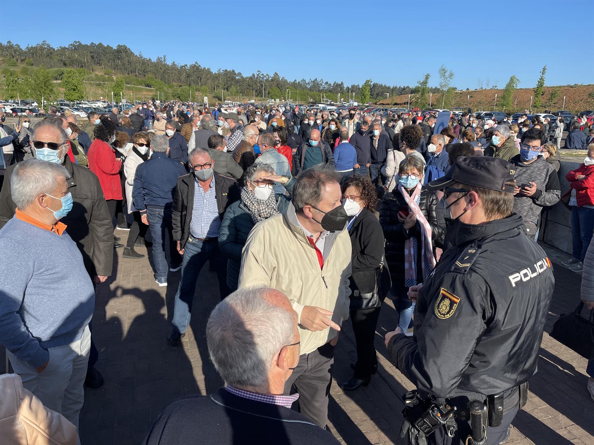 Personas acuden a la vacunación masiva de Santiago de Compostela a 6 de abril de 2021. - Álvaro Ballesteros - Europa Press